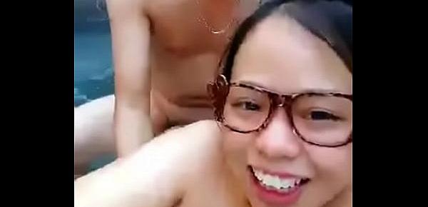  新婚小夫妻在蜜月酒店露天浴池啪啪自拍，做爱做的一脸享受