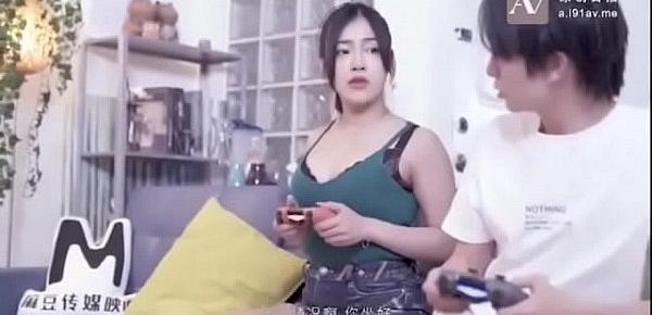  中国swag约美女去我家打游戏，美女说打游戏还是打飞机