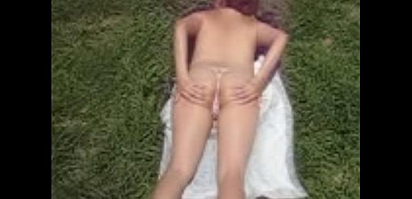  esposa-puta-exhibicionista-casi-desnuda-en-parque-publico-para-broncearse-3